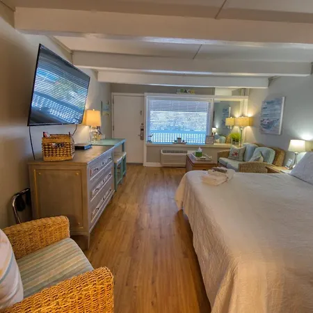 Waterway View Studio 2 W/ Pool, 1 Mile To Wrightsville Beach